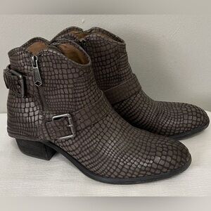 DONALD PLINER Sz 8.5 Dalis Stacked Heel Embossed Back Hooded Almond Toe Boots